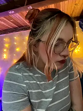 Snapshot of SophiaWeestt99 chatting on November 28, 2025, 3:09 am SophiaWeestt99 online show from November 28, 2025, 3:09 am