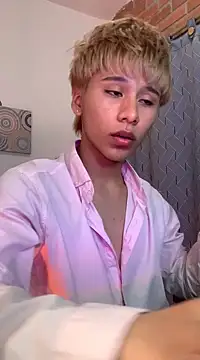 Snapshot of Tommyfoxboy chatting on December 18, 2024, 2:49 pm Tommyfoxboy online show from December 18, 2024, 2:49 pm