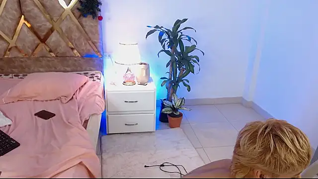 Snapshot of Tommyfoxboy chatting on December 20, 2024, 12:08 am Tommyfoxboy online show from December 20, 2024, 12:08 am