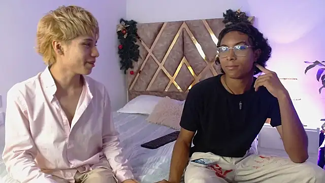 Snapshot of Tommyfoxboy chatting on December 21, 2024, 8:32 pm Tommyfoxboy online show from December 21, 2024, 8:32 pm