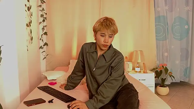 Snapshot of Tommyfoxboy chatting on December 28, 2024, 10:34 pm Tommyfoxboy online show from December 28, 2024, 10:34 pm