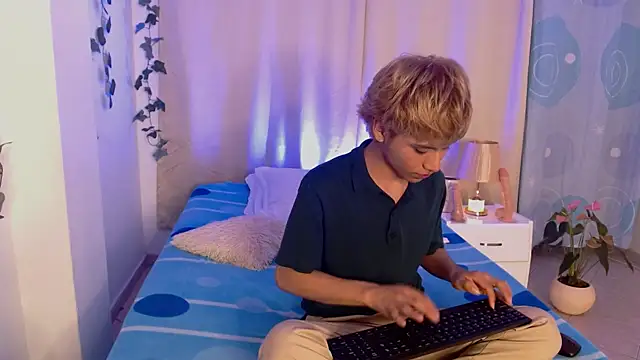 Snapshot of Tommyfoxboy chatting on December 29, 2024, 2:52 pm Tommyfoxboy online show from December 29, 2024, 2:52 pm