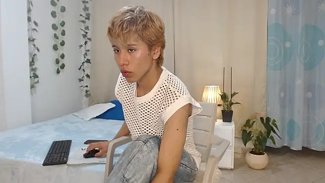 Snapshot of Tommyfoxboy chatting on January 16, 2025, 11:37 pm Tommyfoxboy online show from January 16, 2025, 11:37 pm