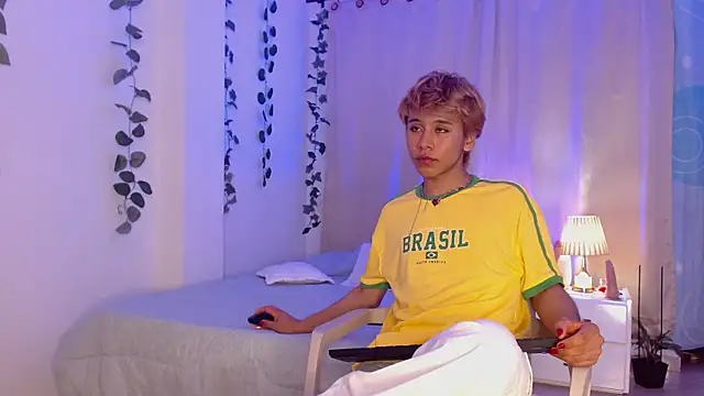 Snapshot of Tommyfoxboy chatting on January 21, 2025, 10:41 pm Tommyfoxboy online show from January 21, 2025, 10:41 pm