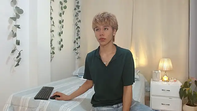 Snapshot of Tommyfoxboy chatting on January 29, 2025, 1:07 pm Tommyfoxboy online show from January 29, 2025, 1:07 pm