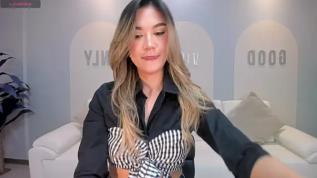 Snapshot of RebeccaHudson chatting on November 21, 2025, 7:23 pm RebeccaHudson online show from November 21, 2025, 7:23 pm