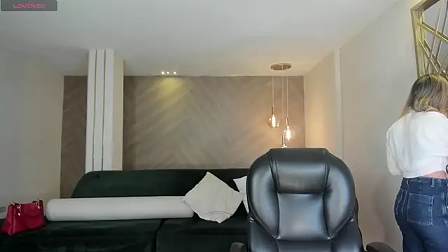 RebeccaHudson online show from February 19, 2026, 7:10 pm