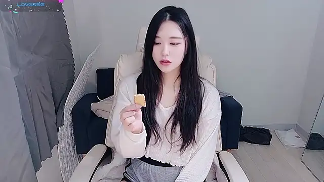 who Lilly online show from December 4, 2025, 12:03 pm