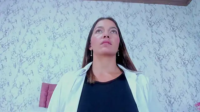 Mia Malkovaa  online show from February 5, 2026, 4:44 pm