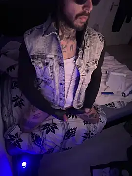 Snapshot of LuggiJack chatting on December 30, 2024, 5:58 am LuggiJack online show from December 30, 2024, 5:58 am