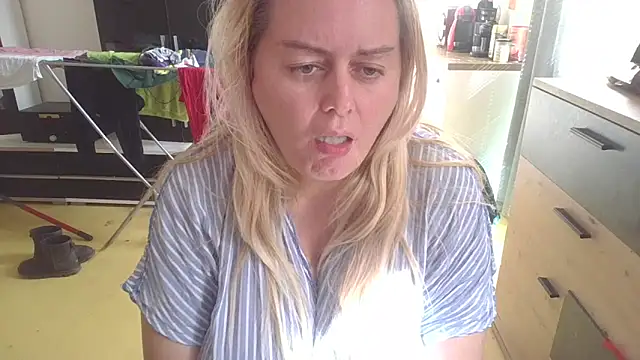 Snapshot of Meliss_Official9 chatting on March 22, 2025, 12:35 pm Meliss Official9 online show from March 22, 2025, 12:35 pm