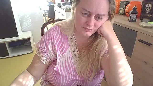 Snapshot of Meliss_Official9 chatting on October 29, 2025, 12:51 pm Meliss Official9 online show from October 29, 2025, 12:51 pm