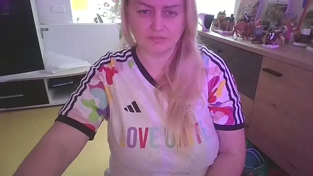 Snapshot of Meliss_Official9 chatting on December 3, 2025, 9:40 am Meliss Official9 online show from December 3, 2025, 9:40 am