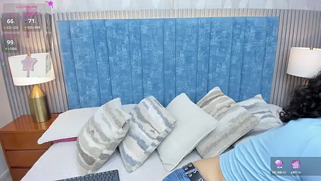 pretty sunlight  online show from November 7, 2025, 1:27 am