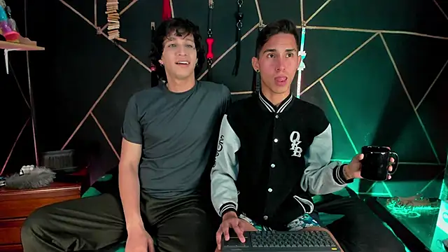 Snapshot of MillersKink chatting on December 3, 2025, 4:31 am MillersKink online show from December 3, 2025, 4:31 am