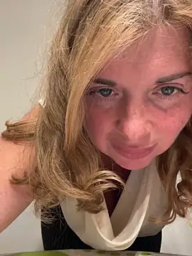 Snapshot of Lombada chatting on May 5, 2026, 8:28 pm Lombada online show from May 5, 2026, 8:28 pm