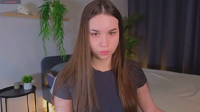 Roxie Mils online show from December 17, 2024, 2:55 pm