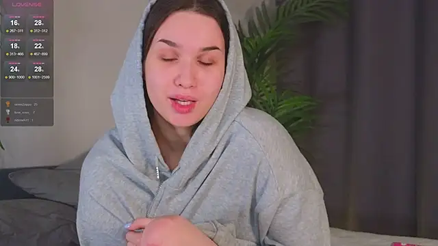 Roxie Mils online show from December 18, 2024, 6:35 pm