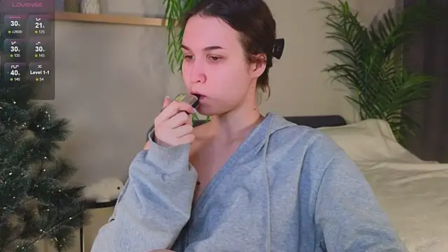 Roxie Mils online show from December 21, 2024, 2:58 pm