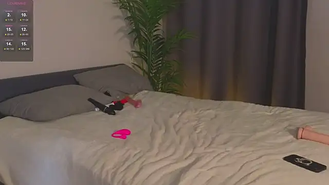 Roxie Mils online show from February 1, 2025, 6:08 pm