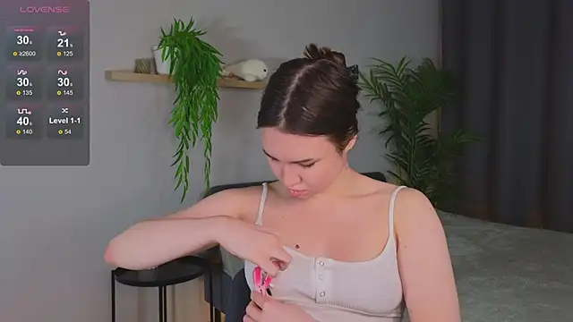 Roxie Mils online show from February 4, 2025, 3:26 pm