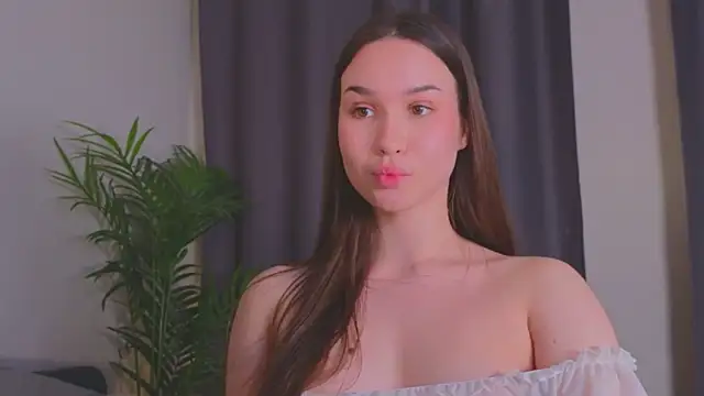 Roxie Mils online show from February 6, 2025, 6:46 pm