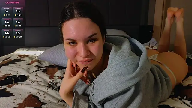 Roxie Mils online show from March 14, 2025, 9:32 pm