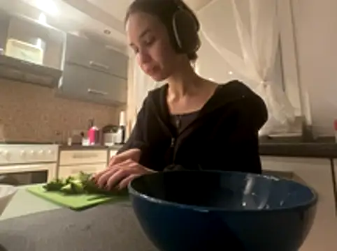 Roxie Mils online show from October 27, 2025, 7:18 pm