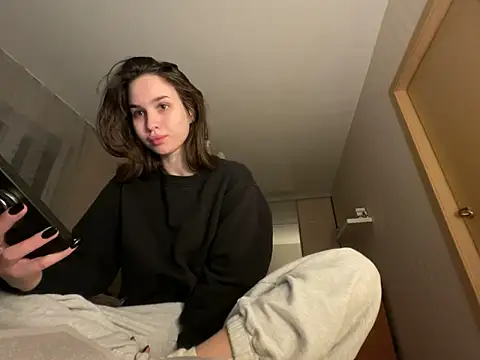 Roxie Mils online show from November 9, 2025, 9:13 pm