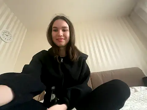 Roxie Mils online show from November 18, 2025, 9:47 am