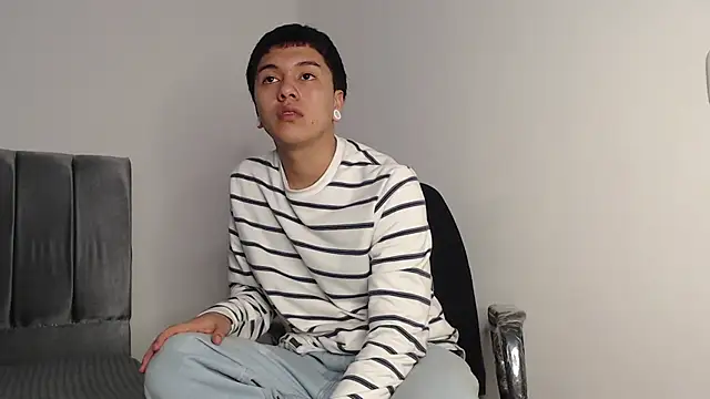 alex-lover online show from November 18, 2025, 1:44 am