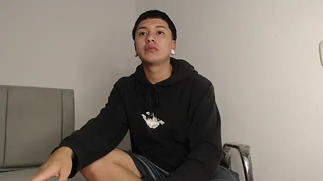 alex-lover online show from April 15, 2026, 3:46 am