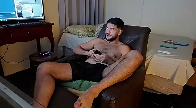 Snapshot of LUH133 chatting on December 18, 2024, 12:32 am LUH133 online show from December 18, 2024, 12:32 am