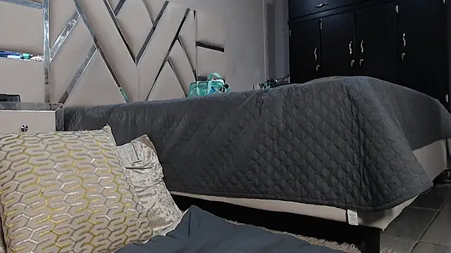 Luna Florez online show from February 22, 2025, 4:51 am