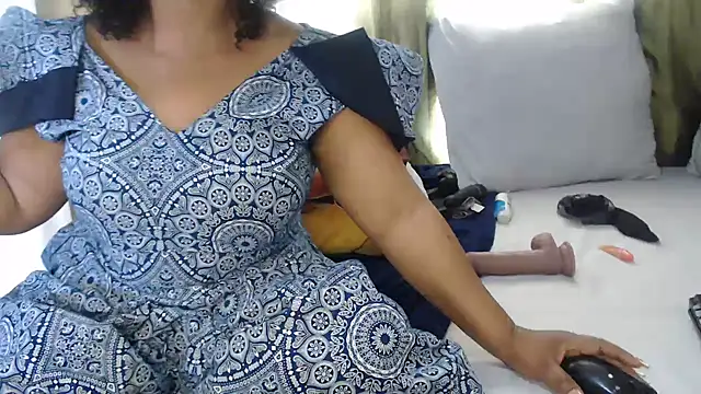 Snapshot of Foxybrownxx1 chatting on October 26, 2025, 8:42 am Foxybrownxx1 online show from October 26, 2025, 8:42 am