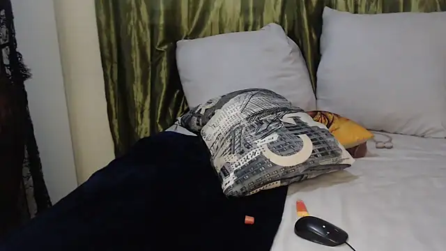 Snapshot of Foxybrownxx1 chatting on October 27, 2025, 1:42 am Foxybrownxx1 online show from October 27, 2025, 1:42 am