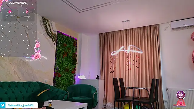 Snapshot of emily_bloom chatting on March 21, 2025, 5:32 am emily bloom online show from March 21, 2025, 5:32 am