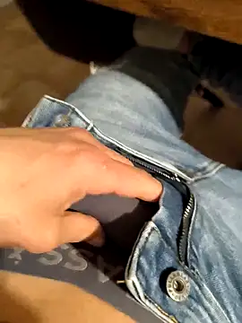 Snapshot of Kevoon991 chatting on March 4, 2025, 7:01 pm Kevoon991 online show from March 4, 2025, 7:01 pm