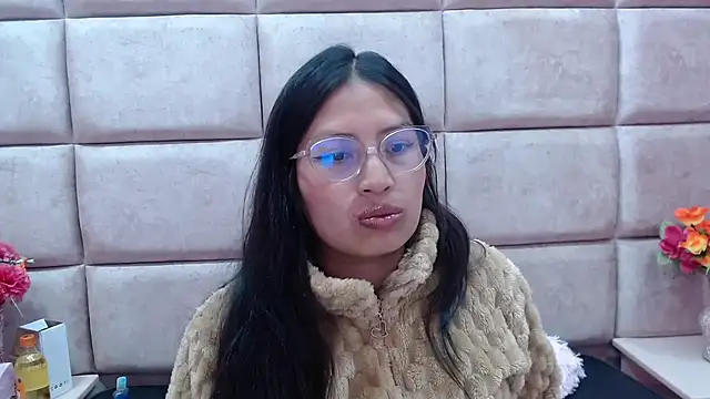Snapshot of Miaa_Smiith_ chatting on January 3, 2025, 6:33 am Miaa Smiith  online show from January 3, 2025, 6:33 am
