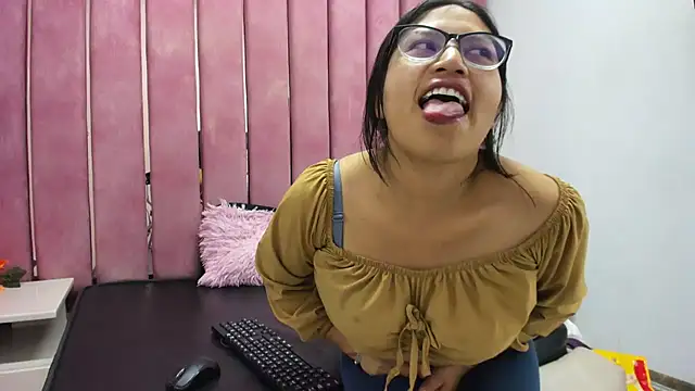 Snapshot of Miaa_Smiith_ chatting on November 28, 2025, 3:53 am Miaa Smiith online show from November 28, 2025, 3:53 am