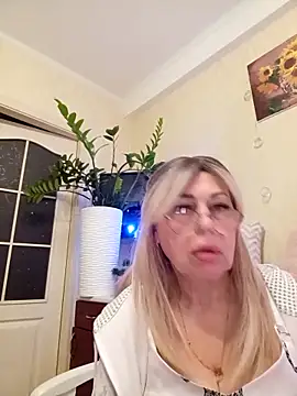 SusieNoreen online show from September 27, 2025, 11:21 pm