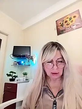 SusieNoreen online show from October 5, 2025, 1:37 am