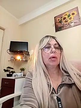 SusieNoreen online show from October 6, 2025, 12:52 am