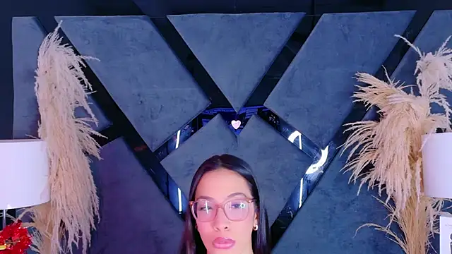 KylieWhite online show from September 18, 2025, 1:24 pm