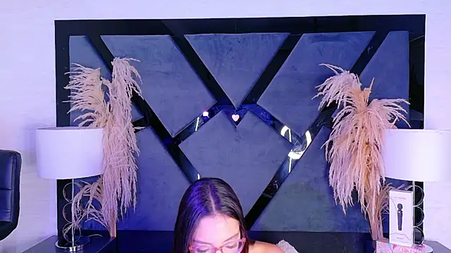 KylieWhite online show from November 30, 2025, 1:37 pm