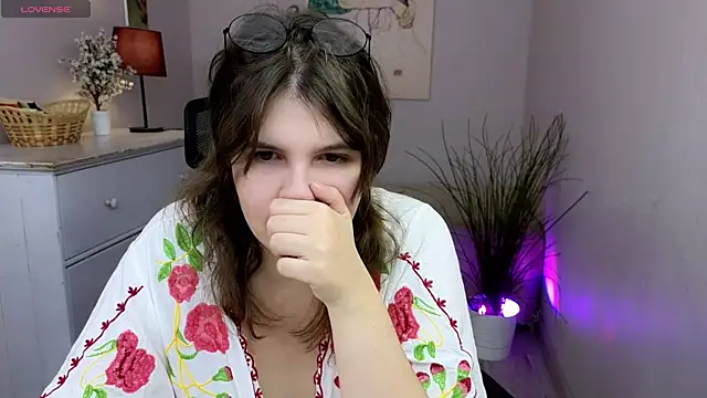 Ruyjin Choi online show from November 18, 2025, 10:52 am