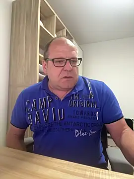 Snapshot of coupleLatinaLovers chatting on April 16, 2026, 5:08 am coupleLatinaLovers online show from April 16, 2026, 5:08 am