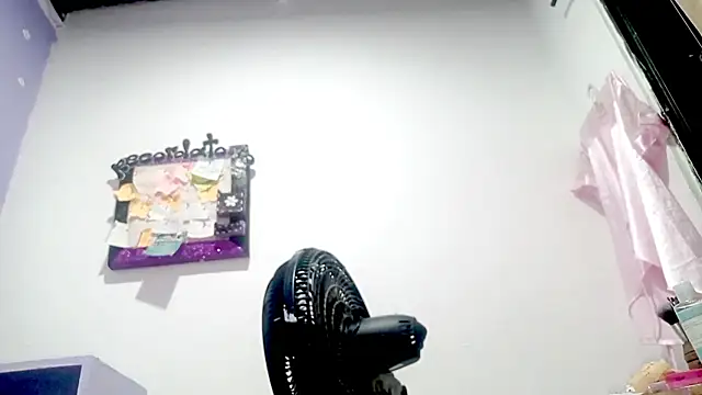Snapshot of PetiteIvoryQueen19 chatting on April 1, 2026, 4:46 am PetiteIvoryQueen19 online show from April 1, 2026, 4:46 am