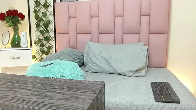 isabela ferrer  online show from February 4, 2025, 4:18 pm