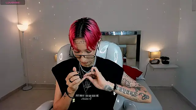 ravengreen  online show from January 28, 2025, 7:42 pm